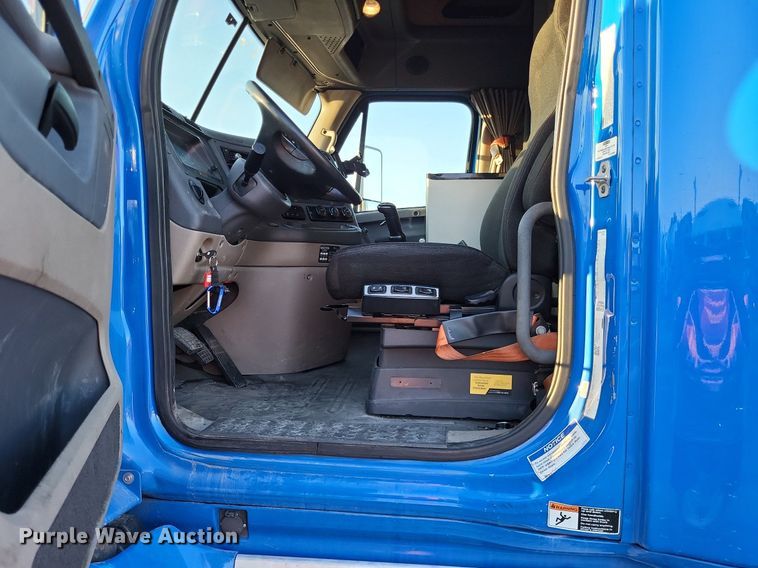 image for item MO9668 2015 Freightliner Cascadia 113  semi truck