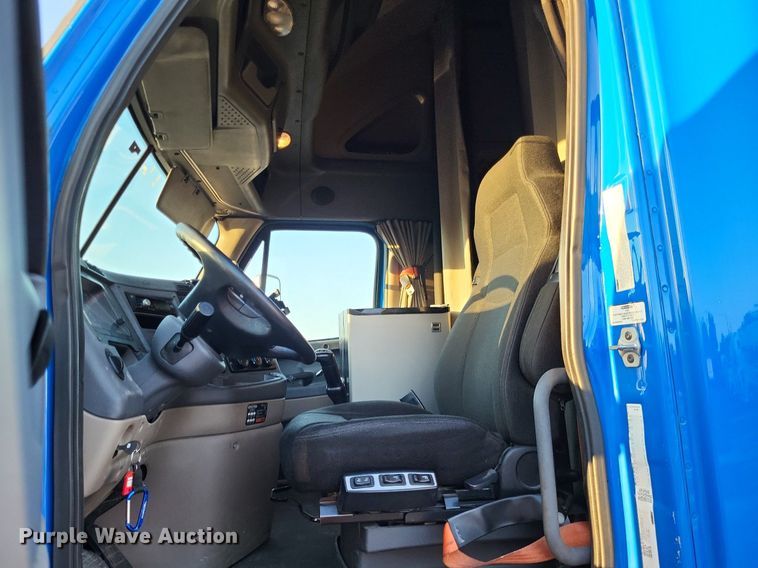 image for item MO9668 2015 Freightliner Cascadia 113  semi truck