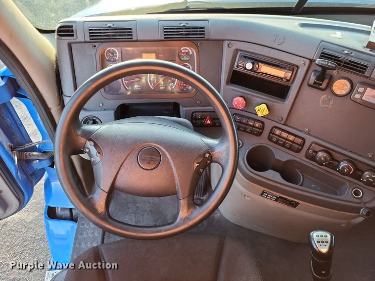 image for item MO9668 2015 Freightliner Cascadia 113  semi truck