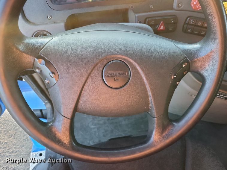 image for item MO9668 2015 Freightliner Cascadia 113  semi truck