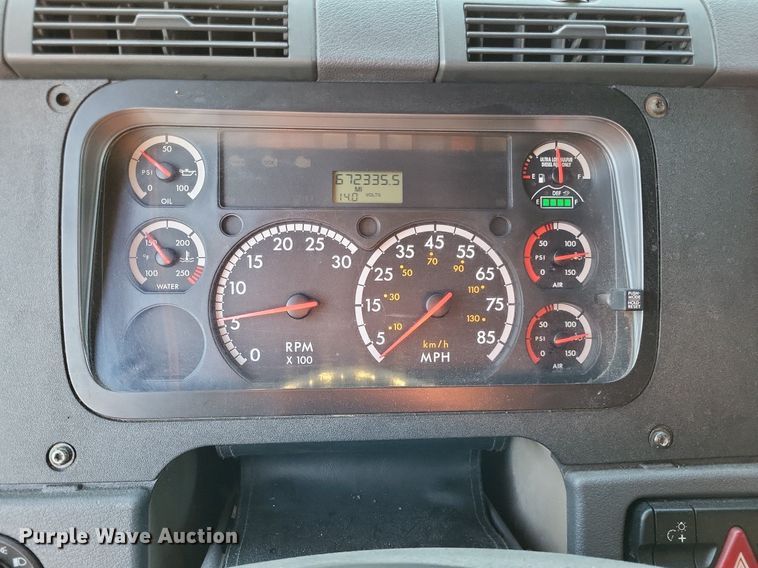 image for item MO9668 2015 Freightliner Cascadia 113  semi truck