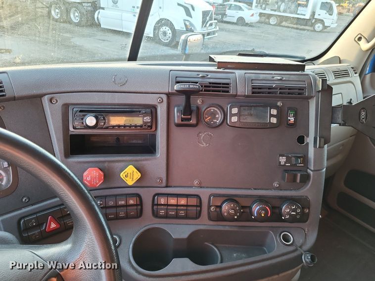 image for item MO9668 2015 Freightliner Cascadia 113  semi truck