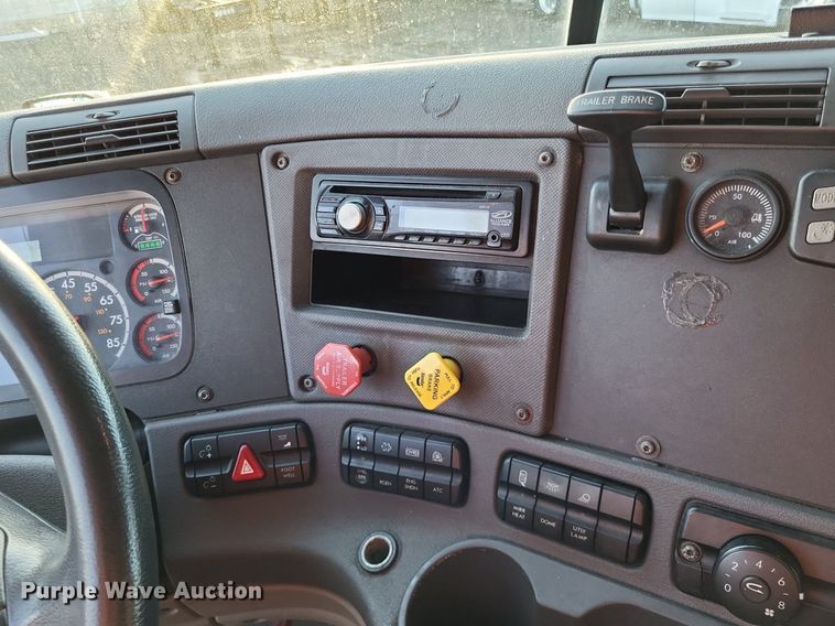 image for item MO9668 2015 Freightliner Cascadia 113  semi truck