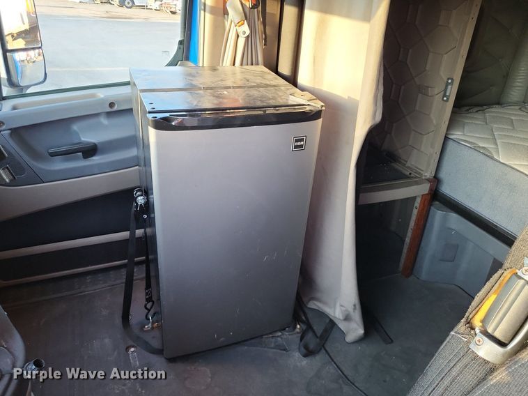 image for item MO9668 2015 Freightliner Cascadia 113  semi truck