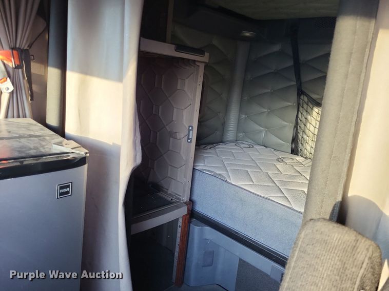 image for item MO9668 2015 Freightliner Cascadia 113  semi truck