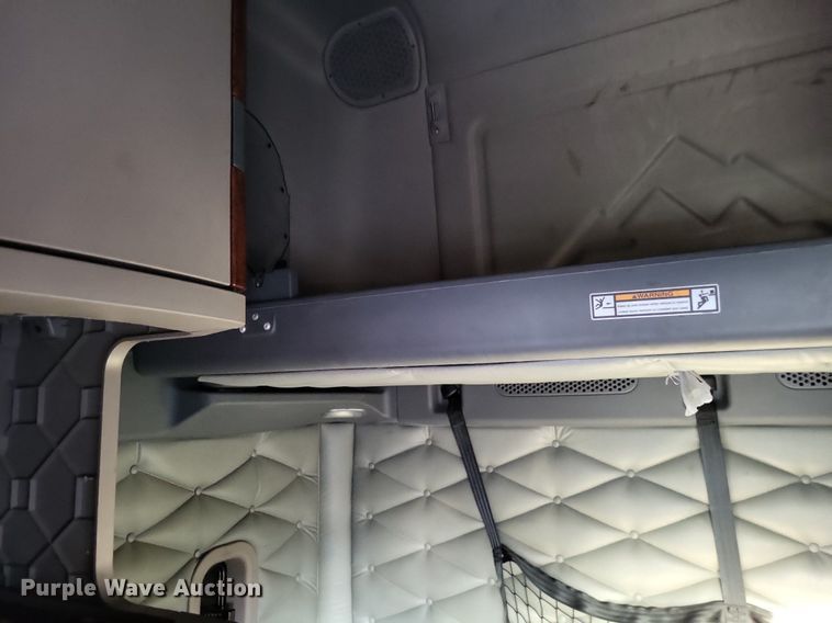 image for item MO9668 2015 Freightliner Cascadia 113  semi truck