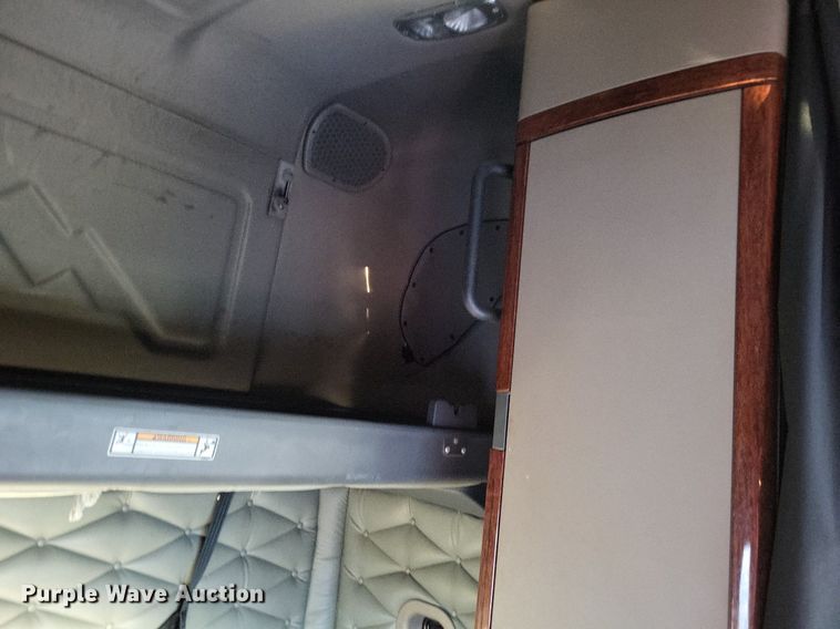 image for item MO9668 2015 Freightliner Cascadia 113  semi truck