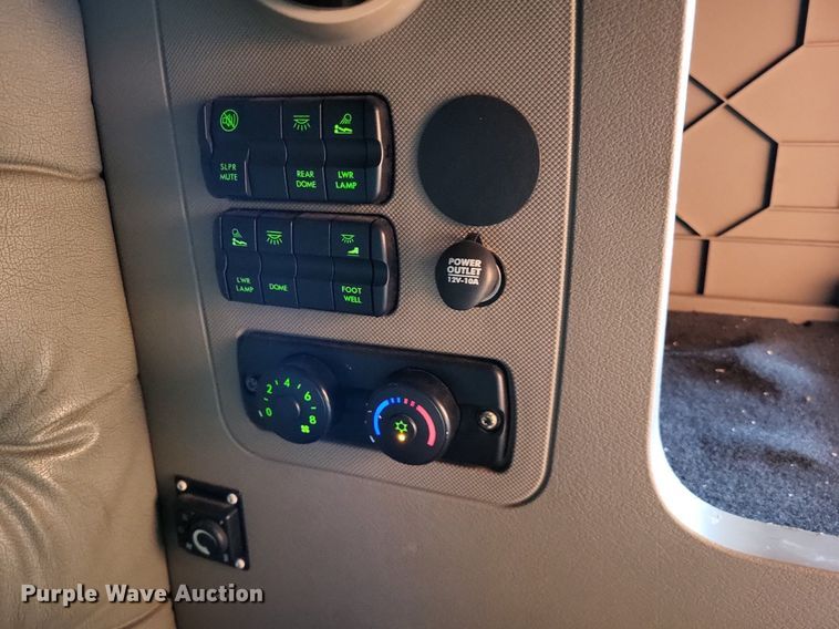 image for item MO9668 2015 Freightliner Cascadia 113  semi truck