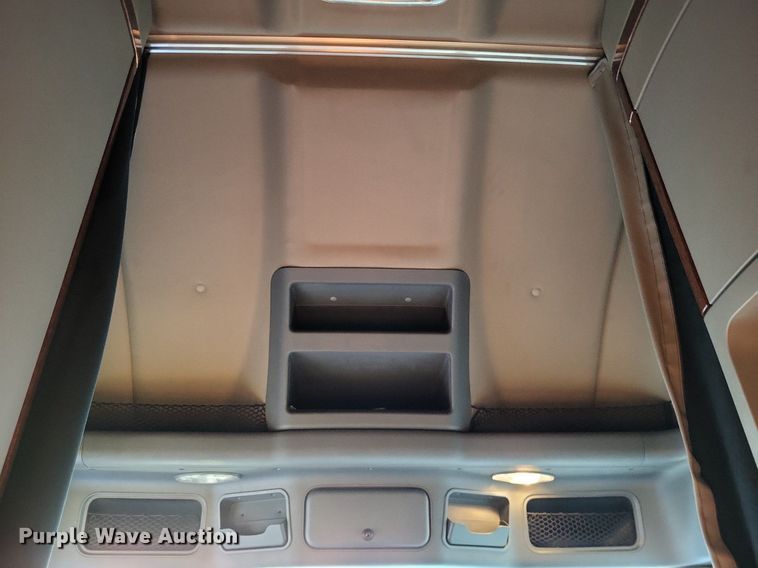 image for item MO9668 2015 Freightliner Cascadia 113  semi truck