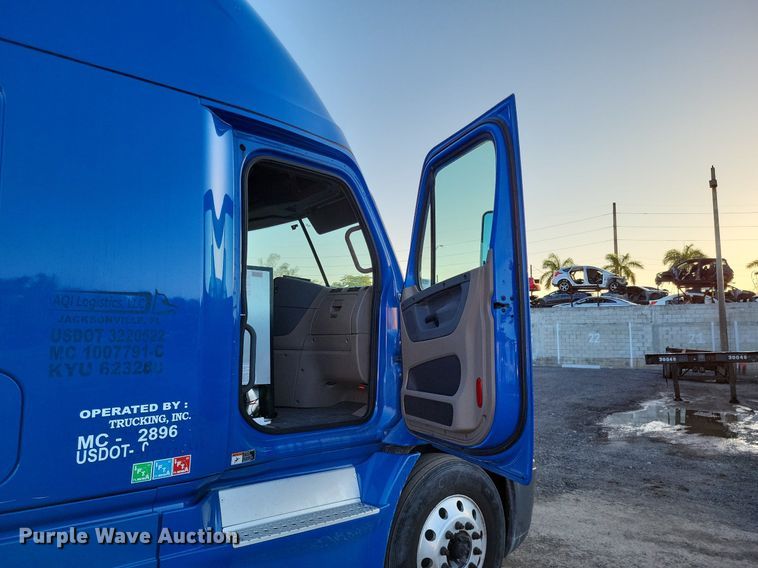 image for item MO9668 2015 Freightliner Cascadia 113  semi truck