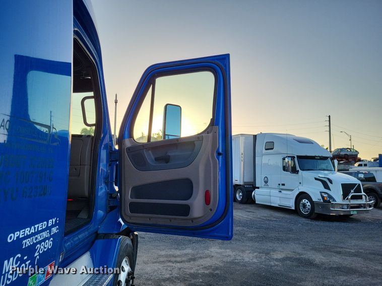 image for item MO9668 2015 Freightliner Cascadia 113  semi truck