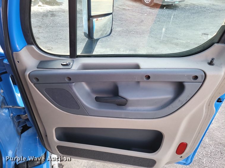 image for item MO9668 2015 Freightliner Cascadia 113  semi truck