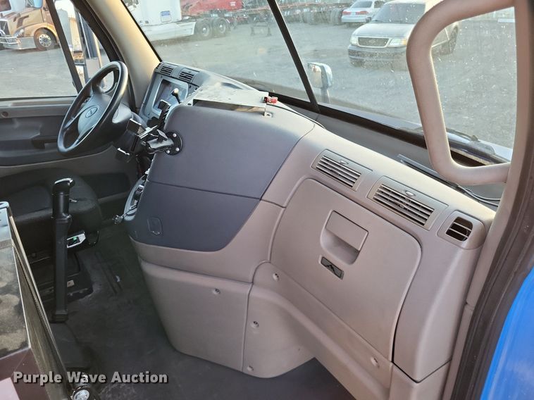 image for item MO9668 2015 Freightliner Cascadia 113  semi truck