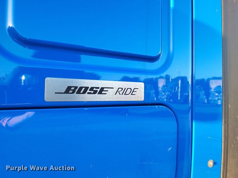 image for item MO9668 2015 Freightliner Cascadia 113  semi truck