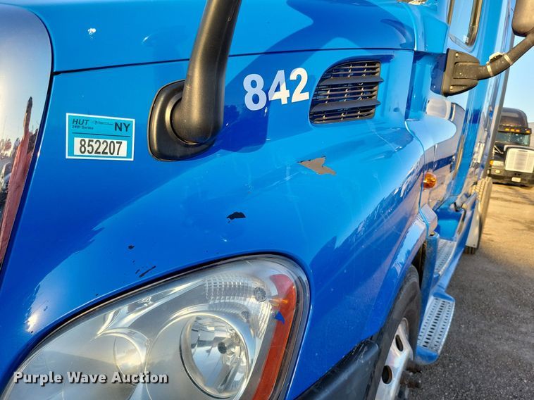 image for item MO9668 2015 Freightliner Cascadia 113  semi truck