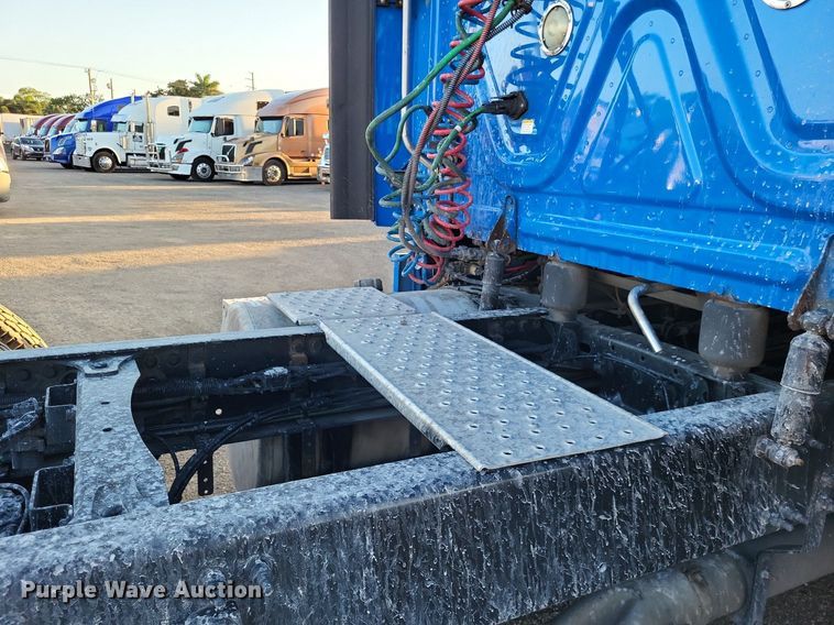 image for item MO9668 2015 Freightliner Cascadia 113  semi truck