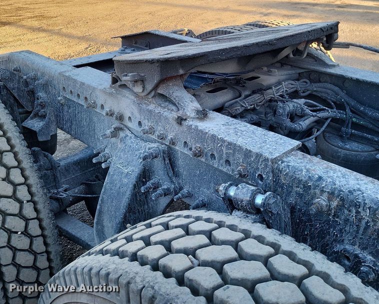 image for item MO9668 2015 Freightliner Cascadia 113  semi truck