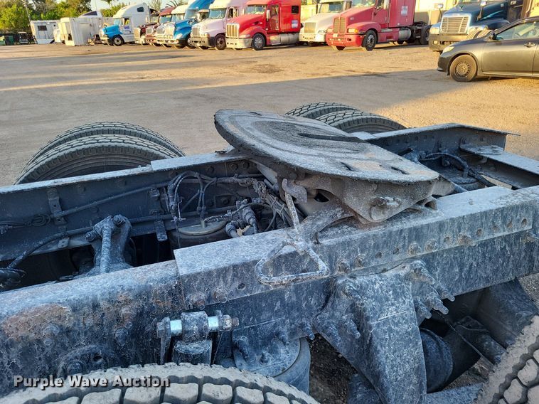 image for item MO9668 2015 Freightliner Cascadia 113  semi truck