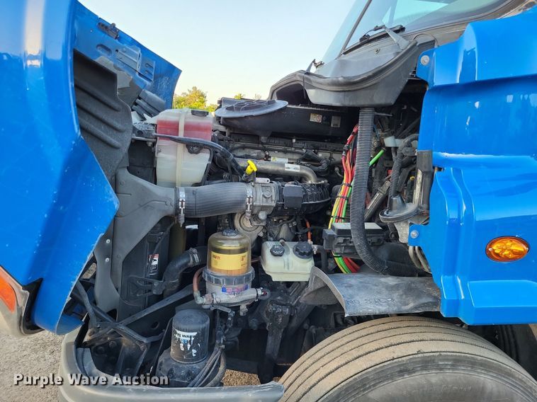 image for item MO9668 2015 Freightliner Cascadia 113  semi truck