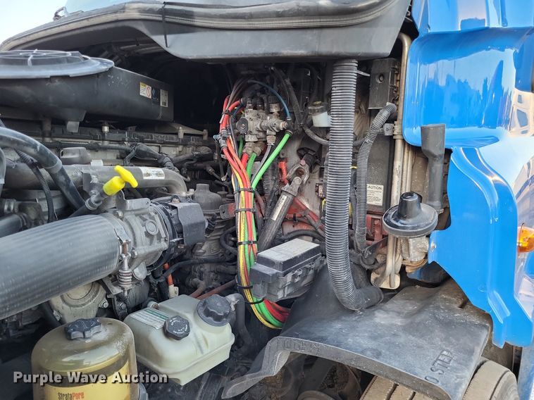 image for item MO9668 2015 Freightliner Cascadia 113  semi truck