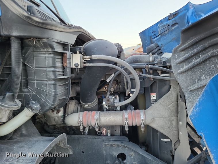 image for item MO9668 2015 Freightliner Cascadia 113  semi truck