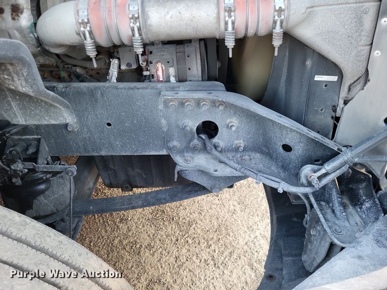 image for item MO9668 2015 Freightliner Cascadia 113  semi truck