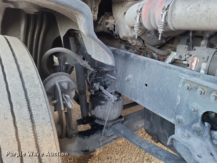 image for item MO9668 2015 Freightliner Cascadia 113  semi truck