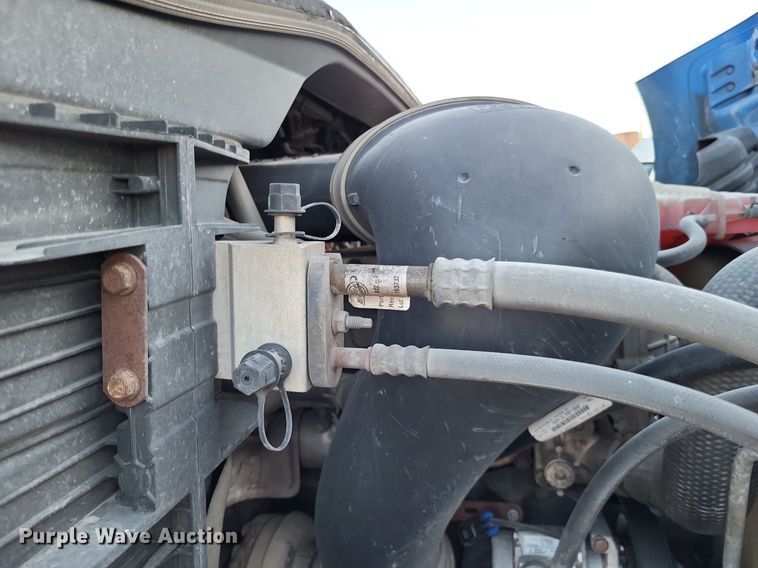 image for item MO9668 2015 Freightliner Cascadia 113  semi truck