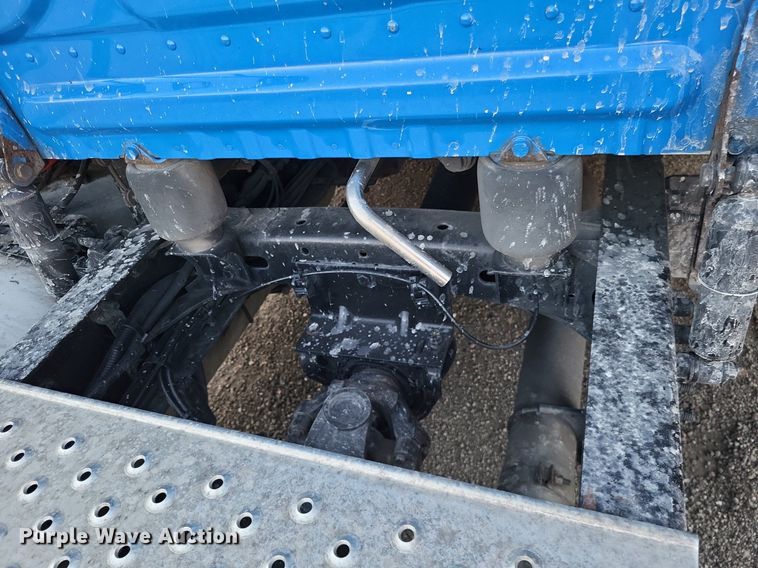 image for item MO9668 2015 Freightliner Cascadia 113  semi truck