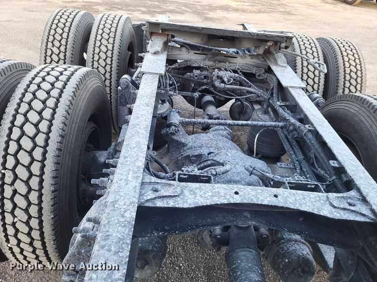 image for item MO9668 2015 Freightliner Cascadia 113  semi truck