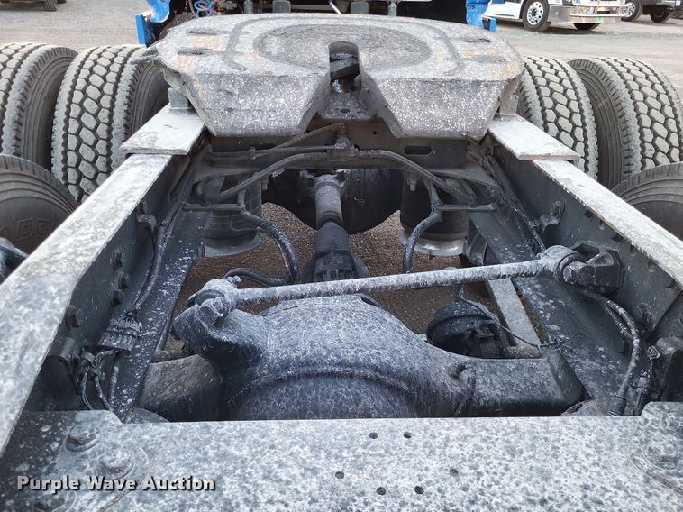 image for item MO9668 2015 Freightliner Cascadia 113  semi truck