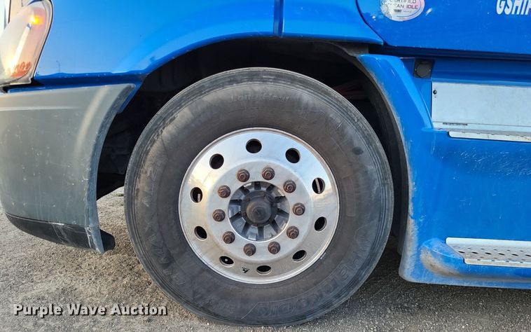 image for item MO9668 2015 Freightliner Cascadia 113  semi truck