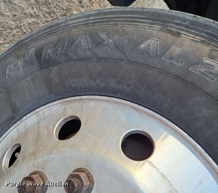 image for item MO9668 2015 Freightliner Cascadia 113  semi truck