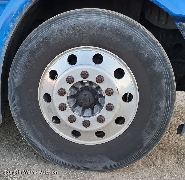 image for item MO9668 2015 Freightliner Cascadia 113  semi truck