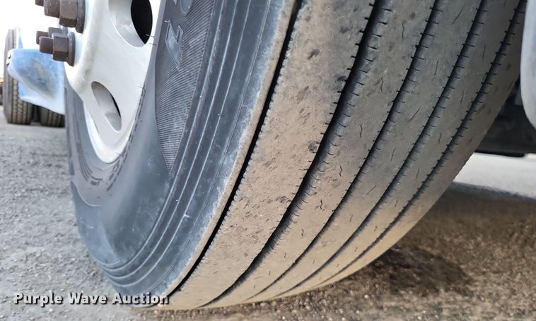 image for item MO9668 2015 Freightliner Cascadia 113  semi truck