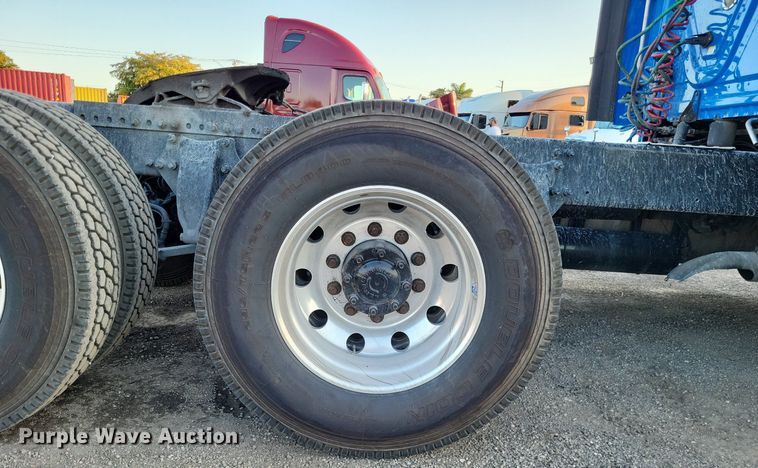 image for item MO9668 2015 Freightliner Cascadia 113  semi truck