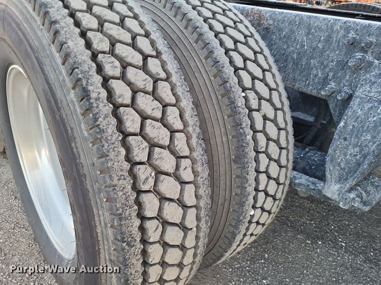 image for item MO9668 2015 Freightliner Cascadia 113  semi truck