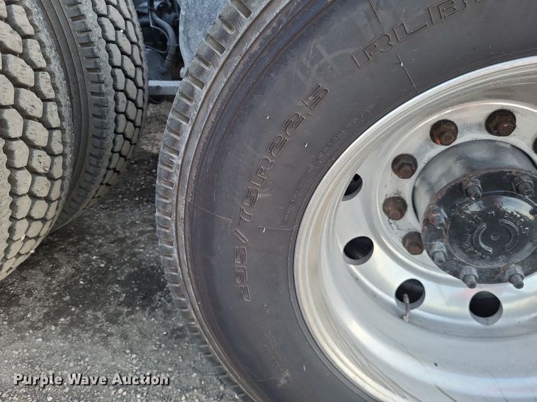 image for item MO9668 2015 Freightliner Cascadia 113  semi truck