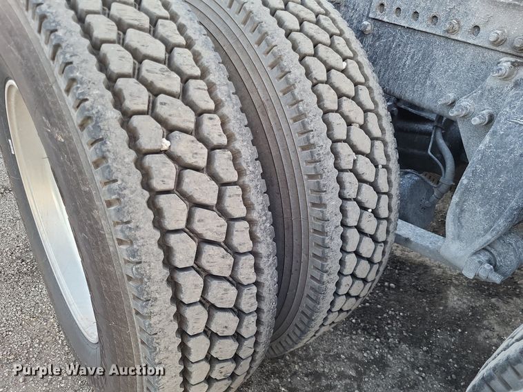 image for item MO9668 2015 Freightliner Cascadia 113  semi truck