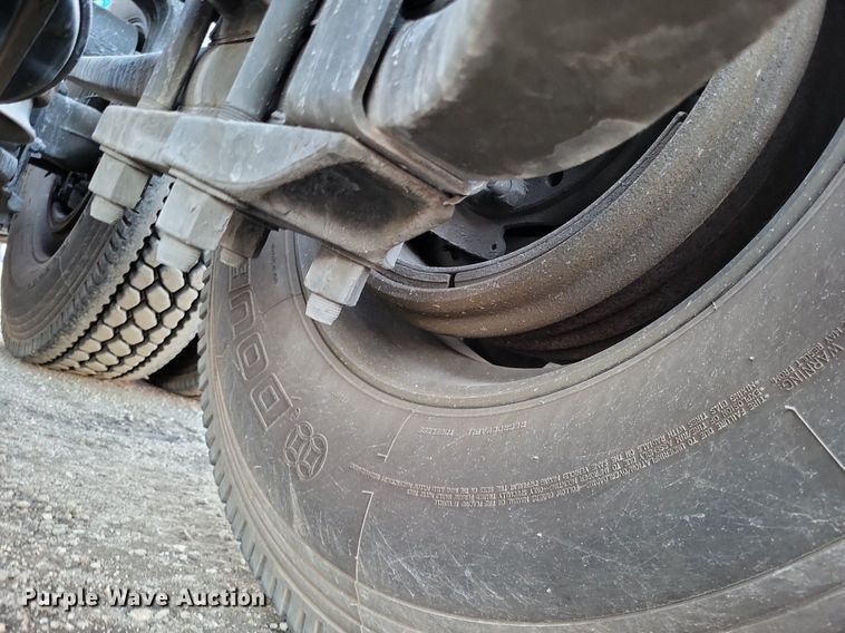 image for item MO9668 2015 Freightliner Cascadia 113  semi truck