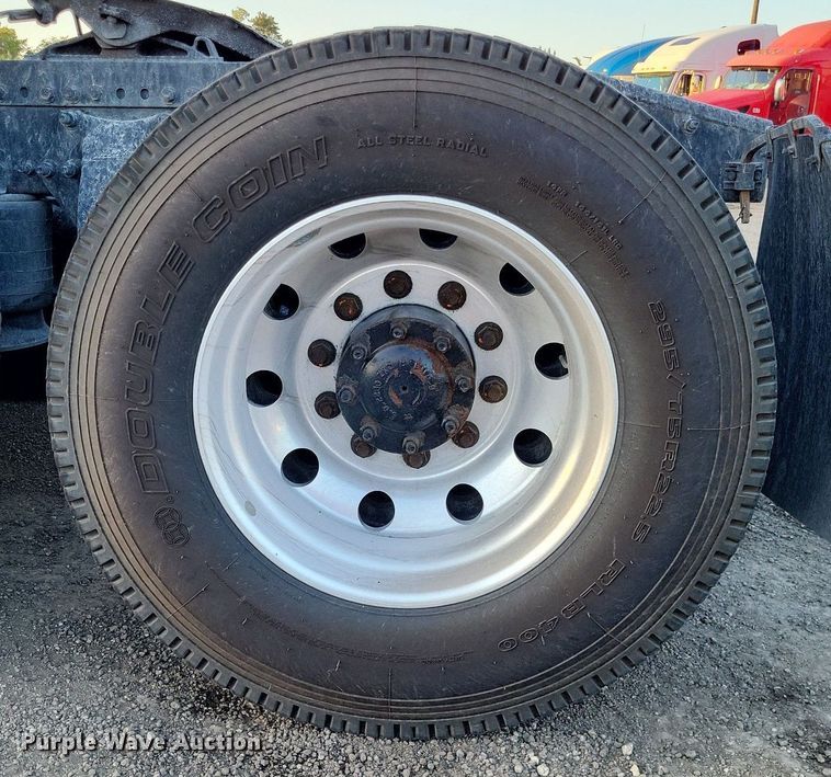 image for item MO9668 2015 Freightliner Cascadia 113  semi truck