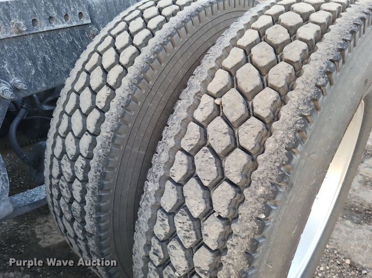 image for item MO9668 2015 Freightliner Cascadia 113  semi truck