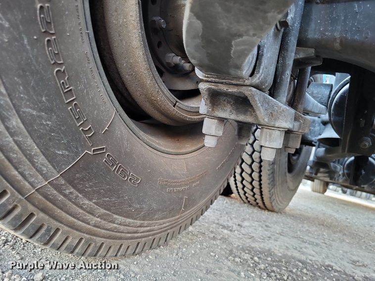 image for item MO9668 2015 Freightliner Cascadia 113  semi truck