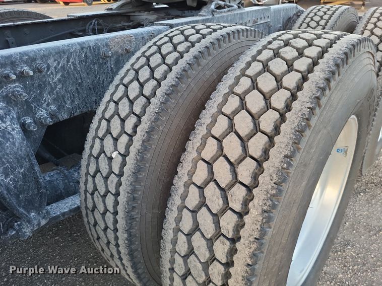 image for item MO9668 2015 Freightliner Cascadia 113  semi truck