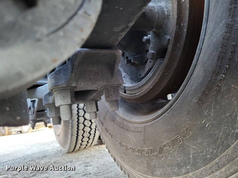 image for item MO9668 2015 Freightliner Cascadia 113  semi truck