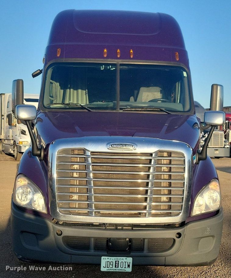image for item MO9669 2015 Freightliner Cascadia 113  semi truck
