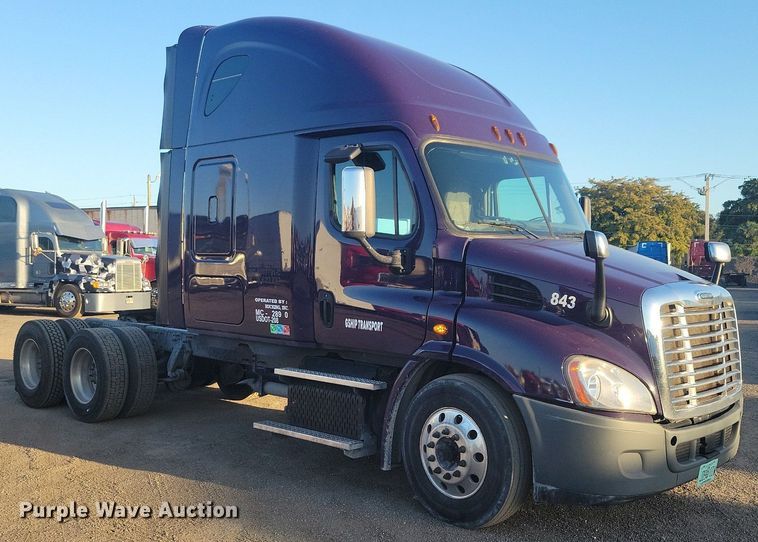 image for item MO9669 2015 Freightliner Cascadia 113  semi truck