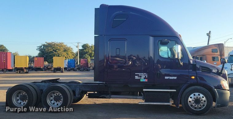 image for item MO9669 2015 Freightliner Cascadia 113  semi truck