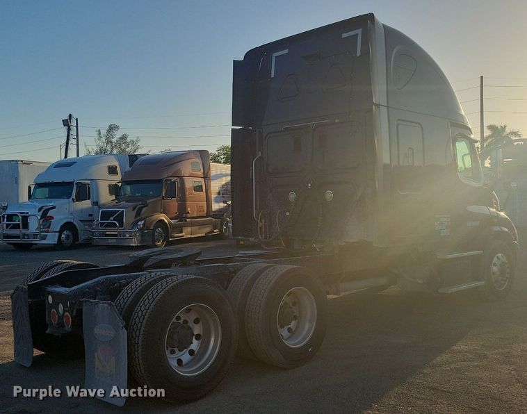 image for item MO9669 2015 Freightliner Cascadia 113  semi truck