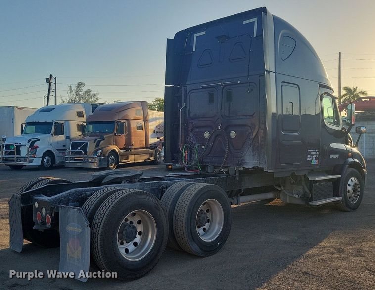 image for item MO9669 2015 Freightliner Cascadia 113  semi truck